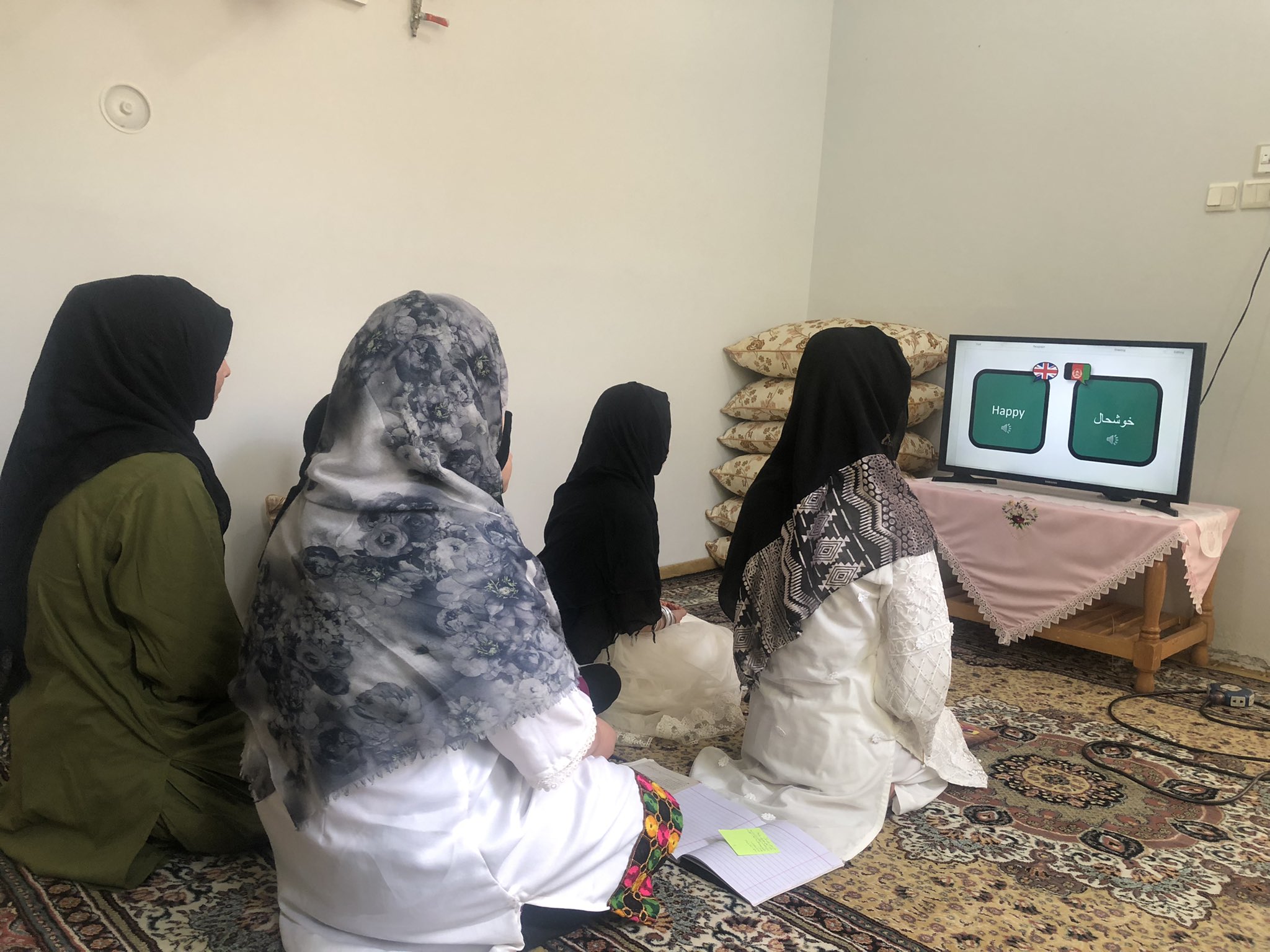 Girls in Afghan learning via Buddy Box